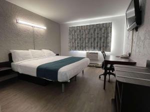 מיטה או מיטות בחדר ב-Motel 6-Green Bay, WI - Lambeau