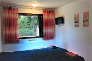 1 dormitorio con cama y ventana en Your Hotels en Nuppola