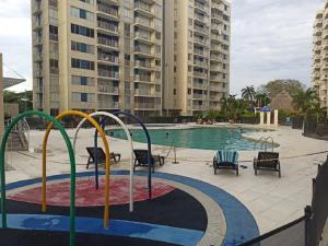 een zwembad met een speeltuin en een zwembad bij APARTAMENTO VACACIONAL EN RICAURTE - PUERTO AZUL in Ricaurte