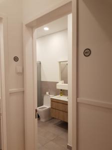 ein Badezimmer mit Toilette, Waschbecken und Spiegel in der Unterkunft Rainbow Guest House in Lissabon + 231 Fotos