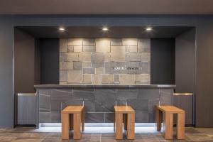 un bar con due sgabelli in legno di fronte a un bancone di Hotel Route Inn Noda -Kokudo 16 Gouzoi- a Noda