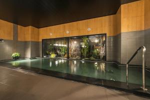 una piscina en un edificio con piscina en Hotel Route Inn Noda -Kokudo 16 Gouzoi- en Noda