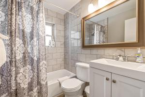 Bilik mandi di The Best Midtown Location by Piedmont Park +40 gambar
