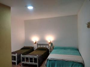 1 dormitorio con 2 camas en una habitación en Santo Domingo en Esquina