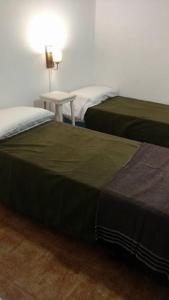 2 camas en una habitación de hotel con mesa en Santo Domingo en Esquina