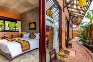 een slaapkamer met een bed en een balkon bij Angel Garden Villa in Hội An