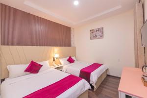Postel nebo postele na pokoji v ubytování Vy Anh Đà Lạt Hotel
