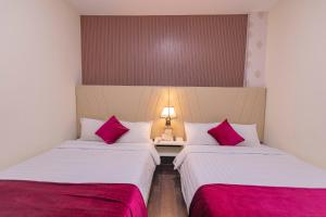 Postel nebo postele na pokoji v ubytování Vy Anh Đà Lạt Hotel