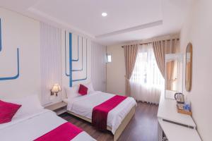 Postel nebo postele na pokoji v ubytování Vy Anh Đà Lạt Hotel