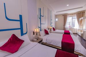 Postel nebo postele na pokoji v ubytování Vy Anh Đà Lạt Hotel