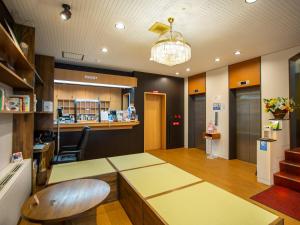 大阪的住宿－卡尼尤西旅館，一间设有桌子和椅子的等候室