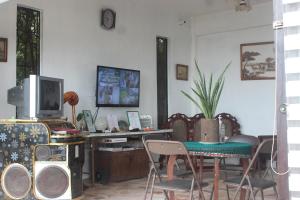a room with a desk with chairs and a computer at RedDoorz Hostel Hardin De Corales La Union in San Fernando