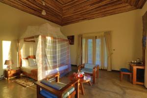 sypialnia z łóżkiem i pokój ze stołem w obiekcie Mezena Resort & SPA w mieście Lalibela