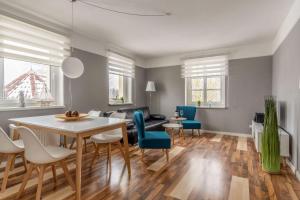 ein Esszimmer und ein Wohnzimmer mit Tisch und Stühlen in der Unterkunft Haus Godewind Typ 4 in Binz