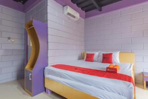 Gallery image of RedDoorz @ Cipanas Garut in Garut