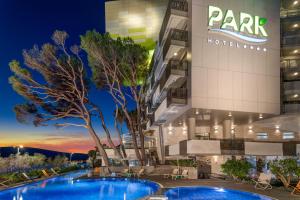 Bazén v ubytování Carine Hotel Park nebo v jeho okolí