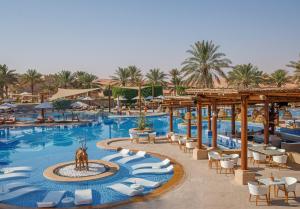 Kolam renang di atau dekat dengan Anantara Qasr al Sarab Desert Resort