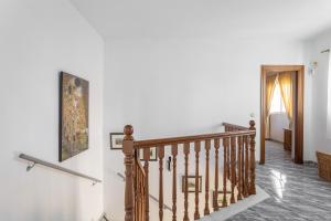 ネルハにあるVilla Eden Nerjaの壁画家階段 +20枚の写真