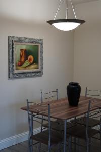 een eettafel met stoelen en een schilderij aan de muur bij Sleepover 1BD 1BA Oklahoma City Apartments in Oklahoma City