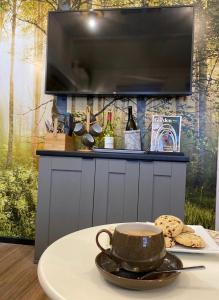 una mesa con una taza de café encima de un mostrador en OurStudio, en Beverley
