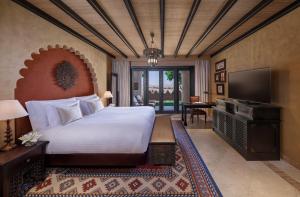 Katil atau katil-katil dalam bilik di Anantara Qasr al Sarab Desert Resort
