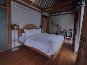 Ένα ή περισσότερα κρεβάτια σε δωμάτιο στο Ayom Java Village Solo