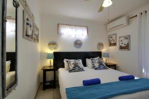 Rúm í herbergi á St Lucia Ocean View Lodge