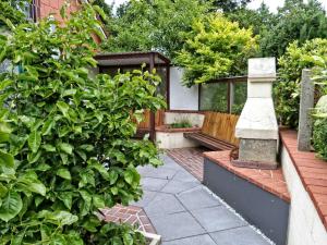 a garden with a statue in front of a building at Familie Heisch - Gemütliches Ferienhaus mit Terrasse und Strandkorb in Schafflund