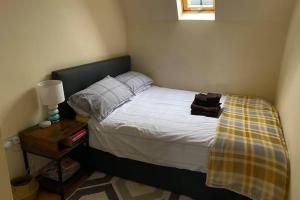 Säng eller sängar i ett rum på Island Dhu View - Seaside Penthouse in Portrush