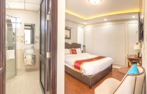 Postel nebo postele na pokoji v ubytování Queen T&T Dalat Hotel