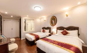 Giường trong phòng chung tại Queen T&T Dalat Hotel