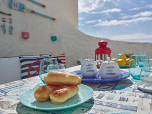 un tavolo con due piatti di pasticcini sopra di Azur Window a Sitges