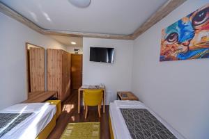 TV a/nebo společenská místnost v ubytování Garni Hotel Mala Moskva