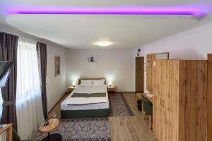 Postel nebo postele na pokoji v ubytování Garni Hotel Mala Moskva