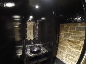 La salle de bains est pourvue d'un lavabo et d'un miroir. dans l'établissement Ly'Ove, à Lyon