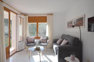 sala de estar con sofá y 2 sillas en PINEDA DALT - 313, en Begur