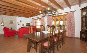 comedor con mesa y sofá rojo en Villa Hostalet, en Pollensa