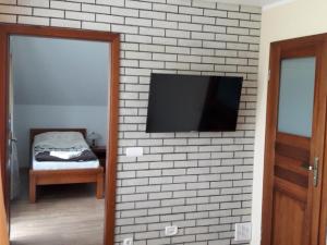 Televízia a/alebo spoločenská miestnosť v ubytovaní Agroturystyka Żubrówka