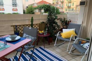 d'une terrasse avec une table, deux chaises et une table. dans l'établissement Bel appartement à 100 mètres de la plage, à Nice