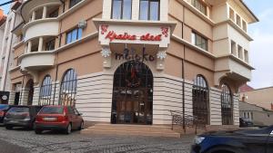 un edificio con un cartello sulla facciata di LUXURY apartment in the City Center with a terrace a Mukačevo