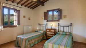 Postel nebo postele na pokoji v ubytování PODERE COLLELUNGO 14, Emma Villas