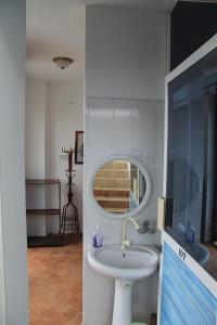 Bilik mandi di HOMELAND SWAHILI LODGE Nungwi Backpacker Apartments BUDGET