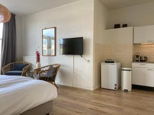 una camera d'albergo con letto e cucina di Hotel Doppenberg a Zandvoort