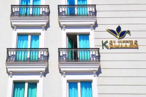 fachada de un hotel con balcones en K Suites Hotel, en Estambul