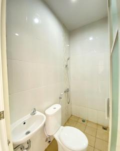 Ένα μπάνιο στο RedDoorz at Arkana Seturan Pakuwon Mall