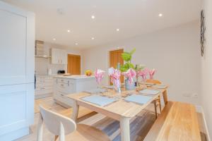 een eetkamer met een houten tafel in een keuken bij Poplar House in Chipping Campden