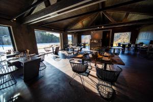 A restaurant or other place to eat at Les Pardines 1819 Mountain suites & SPA