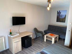 ein kleines Wohnzimmer mit einem Sofa und einem Tisch in der Unterkunft Ferienweingut Peter-Jos. Hauth in Bernkastel-Kues