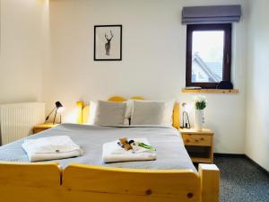 ein Schlafzimmer mit einem Bett mit zwei Handtüchern darauf in der Unterkunft Villa Kaplowa Chata & SPA in Zakopane