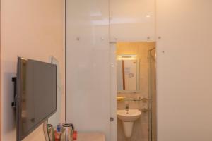 un bagno con lavandino, WC e specchio di Tường Vy 2 Hotel a Da Lat